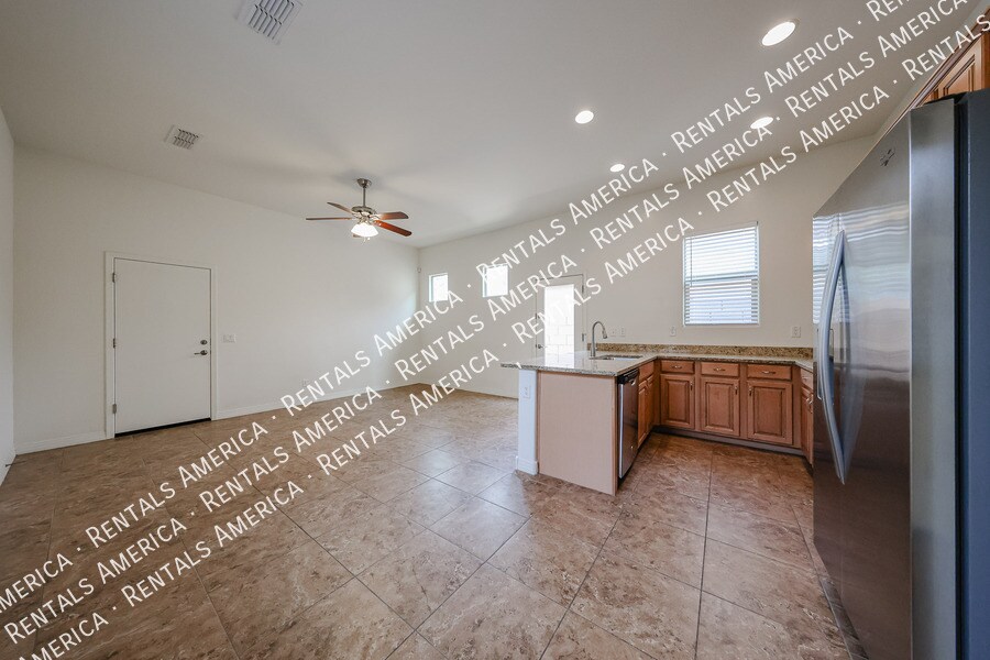 Building Photo - 1133 E Buckingham Ave