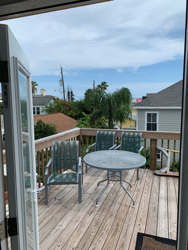 your own personal deck - 4025 Avenue S 1/2