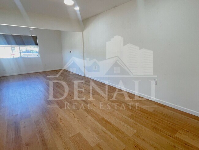 Building Photo - 2401 E Meadowbrook Ave