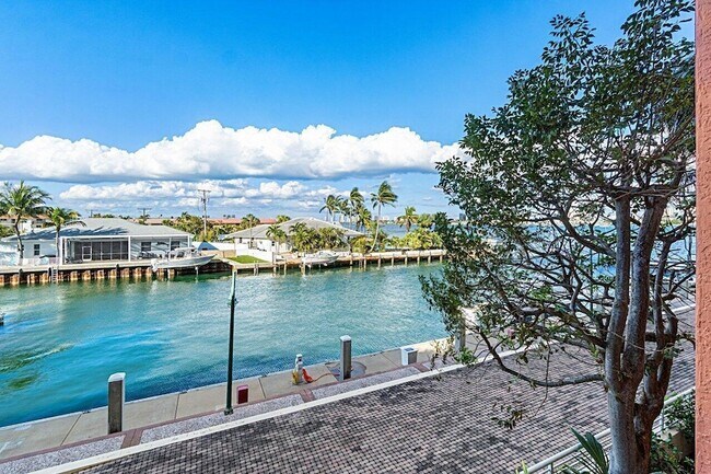 Building Photo - 2650 Lake Shore Dr