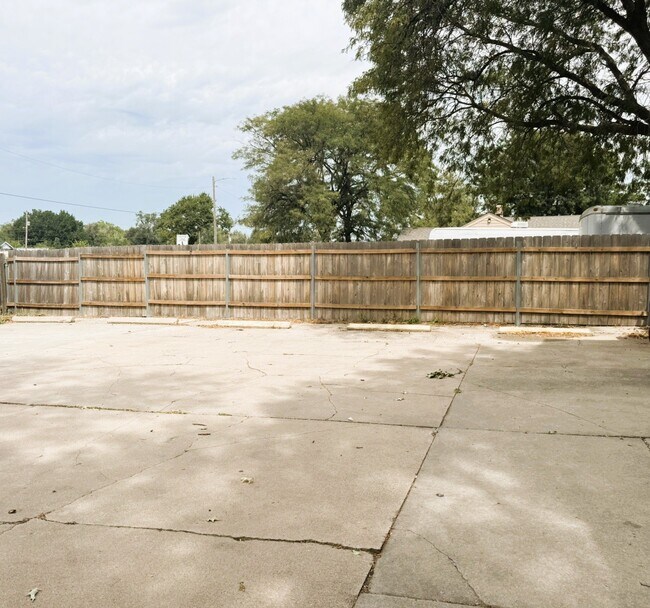 Building Photo - 1736 S Meridian Ave