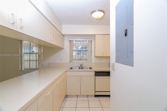 Building Photo - 3373 SW 28th Terrace