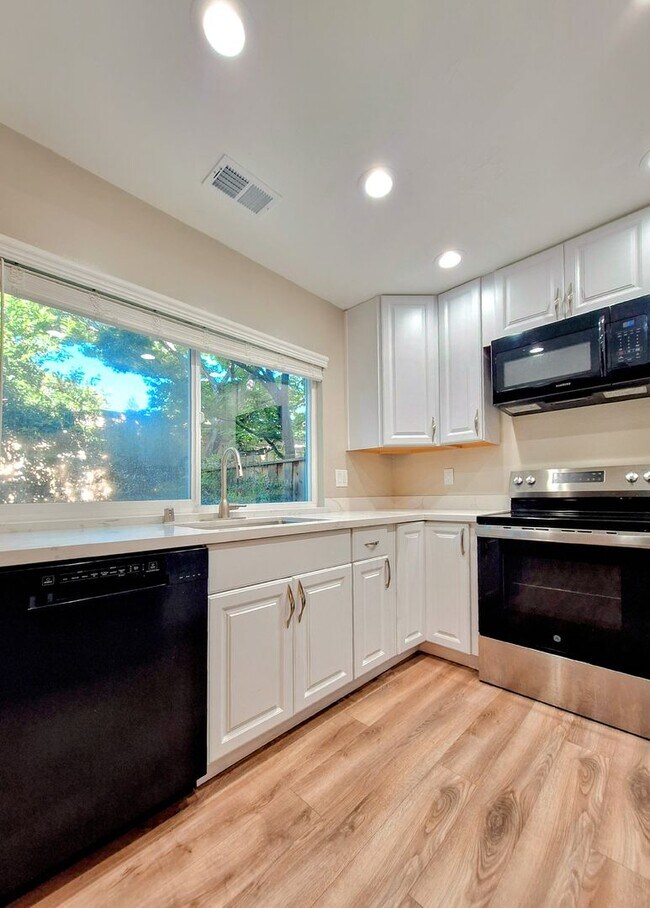 Building Photo - Beautiful & Spacious 3bd Townhouse w/Detached Garage