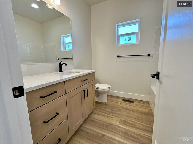 Building Photo - 1465 Mateo Ave