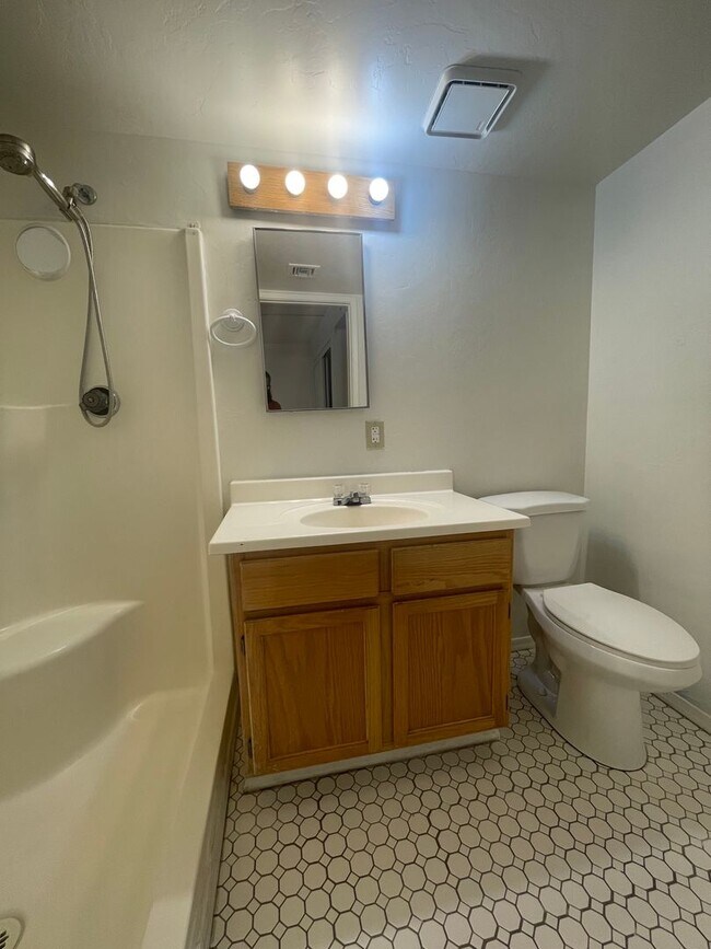Building Photo - Two Bedroom Ground Floor Condo Near Presco...