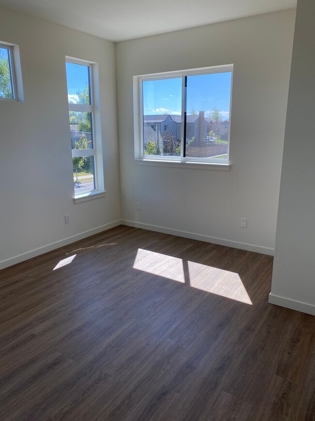 Building Photo - Gorgeous 1 Bedroom 1 Bathroom Unit  with A...