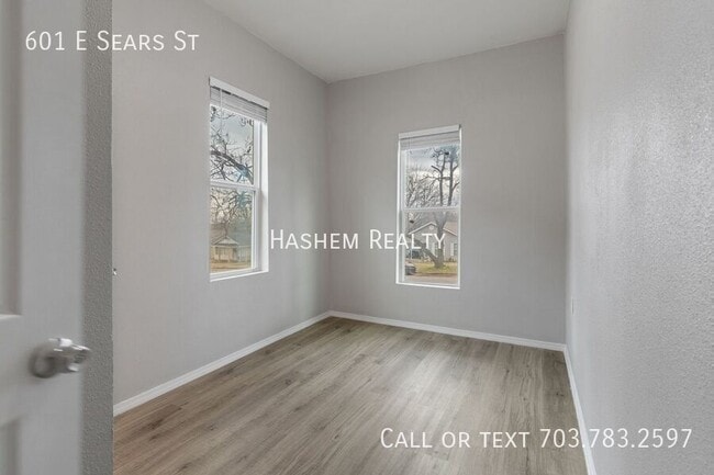 Building Photo - 601 E Sears St