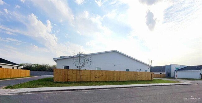 Building Photo - 17 Frio Ave