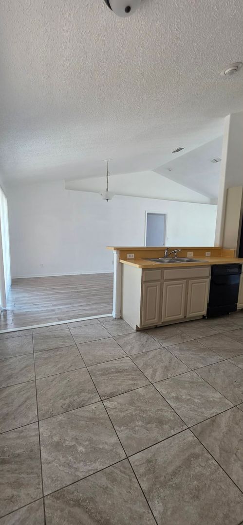 Building Photo - 3 Bedroom, 2 Bath Home with 2-Car Garage – 1,722 Sq Ft