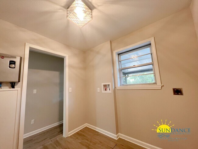 Building Photo - Centrally located and renovated Fort Walto...