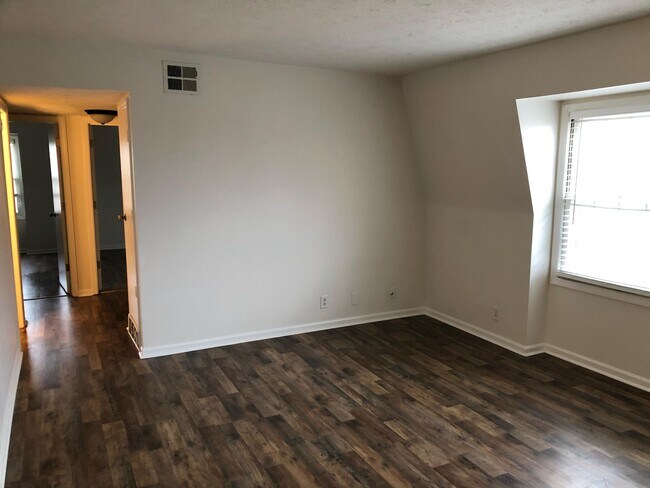 Building Photo - 904 Plaza Dr