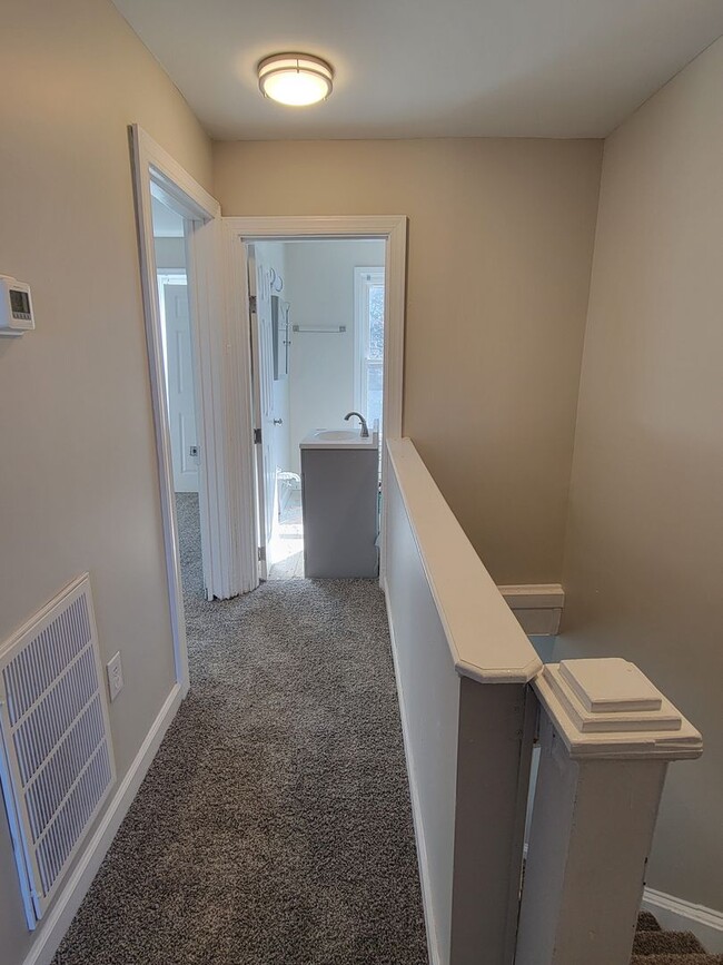 Building Photo - Remodeled rowhouse in Manchester