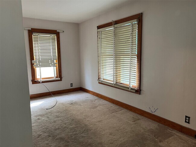 Building Photo - 124 Squires Ave