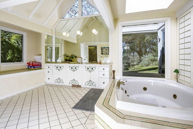 Building Photo - 2700 Hillcrest Dr
