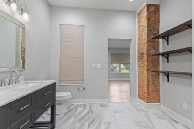 Building Photo - 1806 Woodlawn Ave