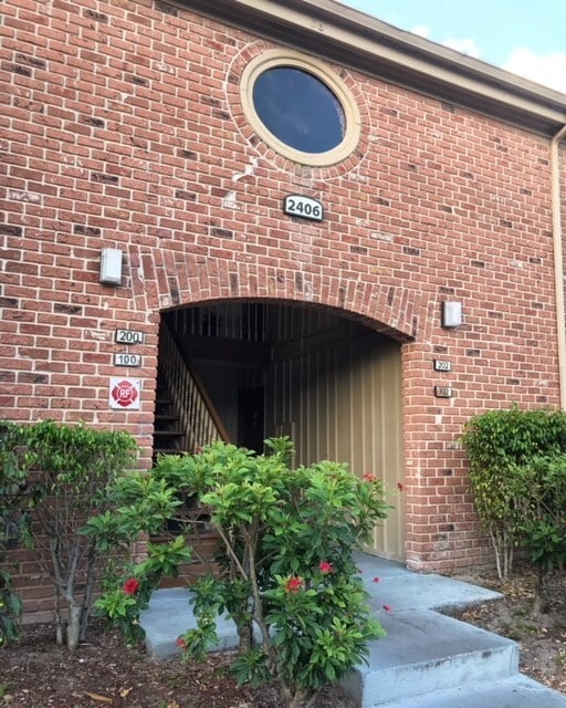 Building Photo - 2nd story, 2/1, updated unit on the Winter Park/Maitland border!!