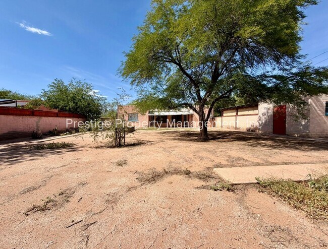 Building Photo - Spacious With Vintage Charm- 2/1 Centrally Located and Waiting For You!