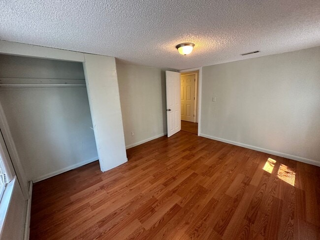 Building Photo - Newly Remodeled 4 Bed, 1 Bath Upstairs Uni...