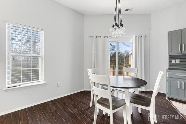 Building Photo - 5033 Beech Ct