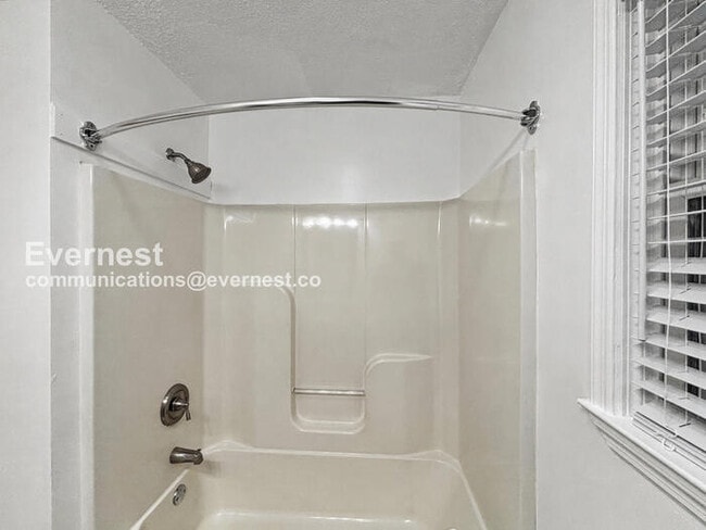 Building Photo - 3 Bed/2 Bath Home with Off-Street Parking / Pet-Friendly / Available Now!