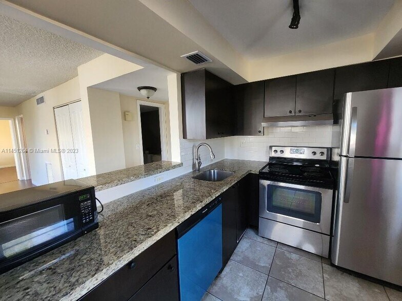 Primary Photo - 7900 Tatum Waterway Dr