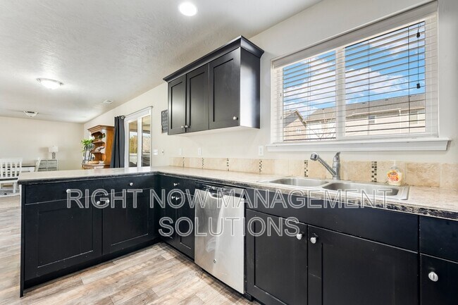 Building Photo - 1860 E Adelaide Dr