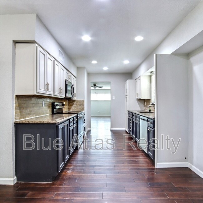 Building Photo - 1520 Sunnybrook Dr