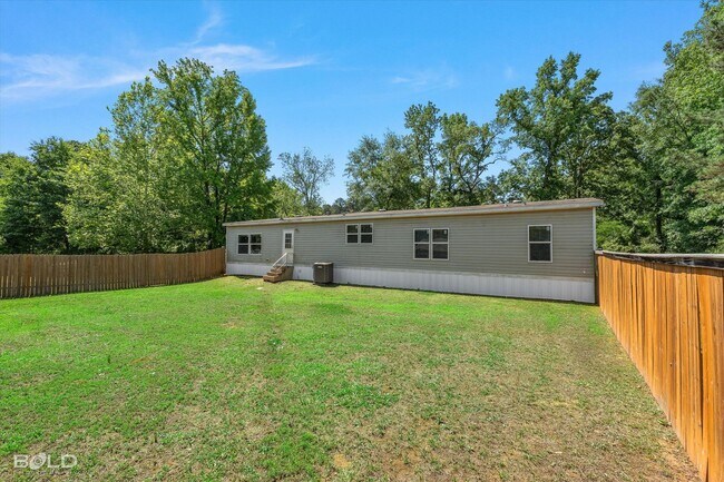 Building Photo - 4BD/2BA home with fenced back yard.