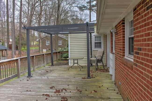 Building Photo - Well maintained ranch home available June ...