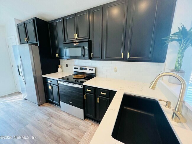 Building Photo - 469 Monet Ave