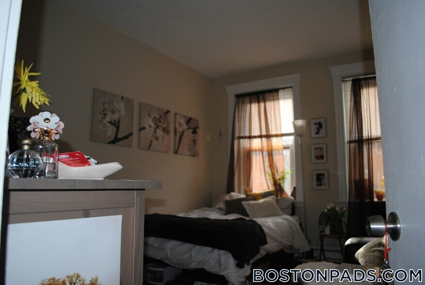 Building Photo - 61 Park Dr