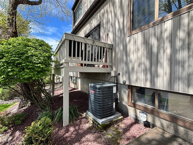 Building Photo - 10 Sycamore Dr