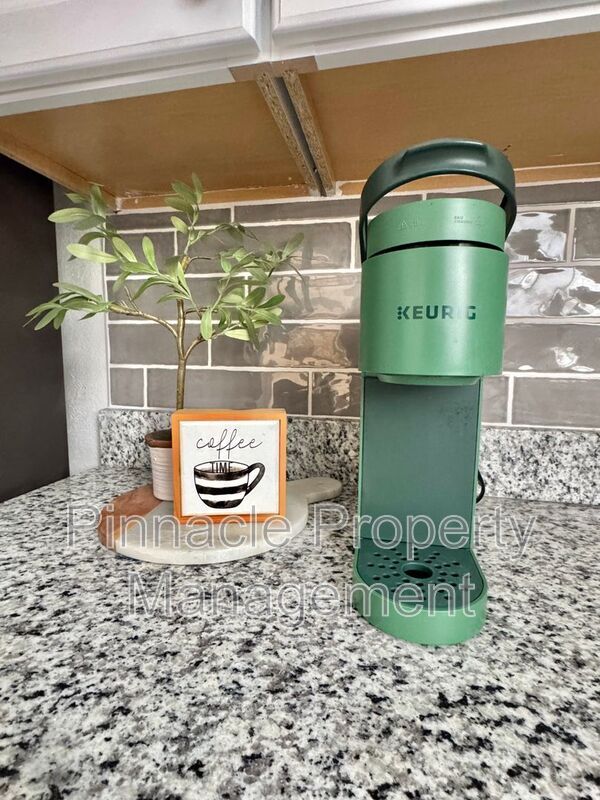 Building Photo - 2408 Lindenwood Dr