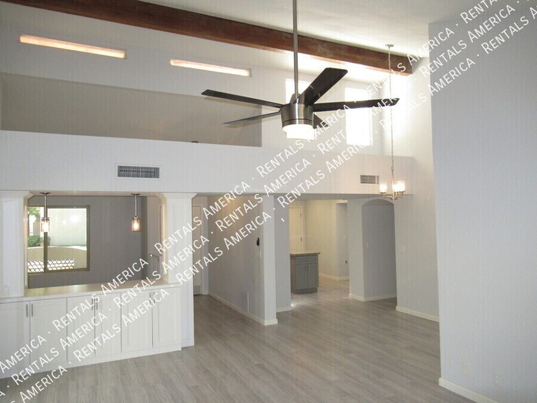 Building Photo - 380 E Barbarita Ave