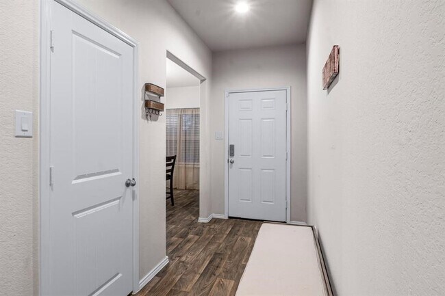 Building Photo - 518 Poppy Field Ct