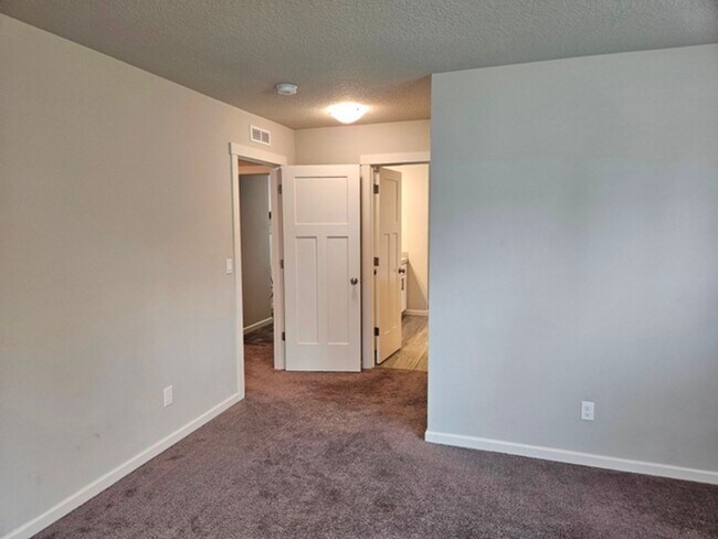 Building Photo - 5Bd/3Ba Two Story House - For viewing!