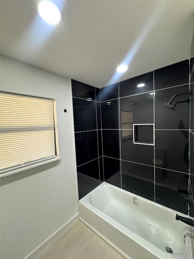 Building Photo - 7640 Broadview Dr