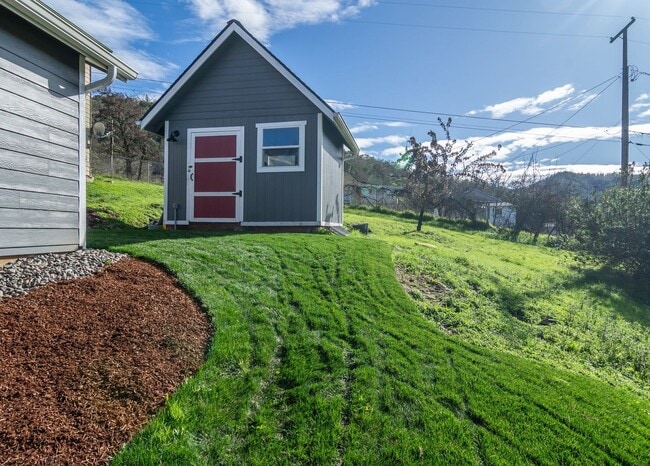 Building Photo - Newly Remodeled 2 Bedroom House with Storage!