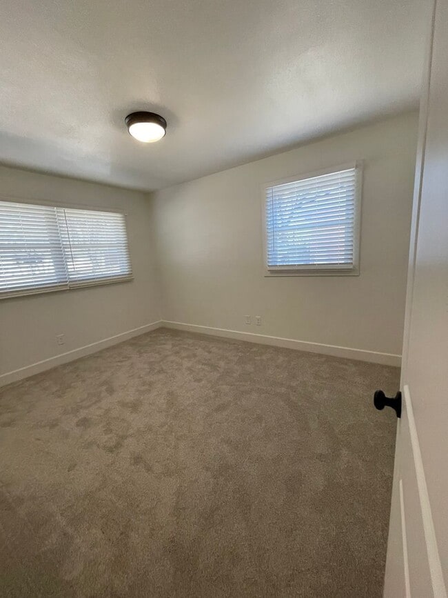 Building Photo - AMAZING SINGLE-FAMILY HOME! CLOSE TO CAMPUS AND SPORTS COMPLEX!