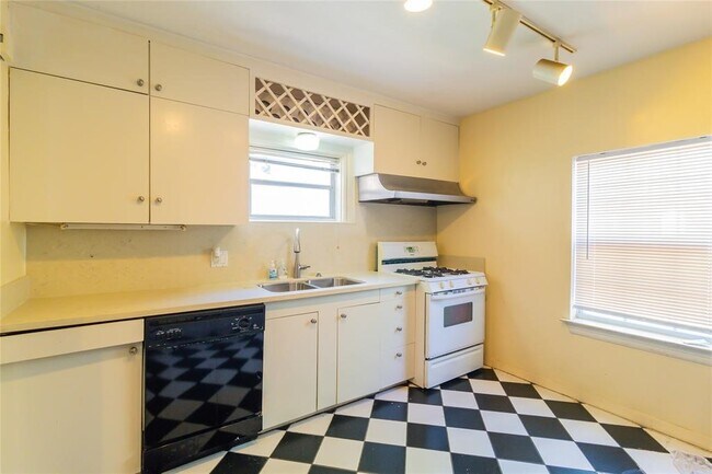 Building Photo - 1961 Dryden Rd