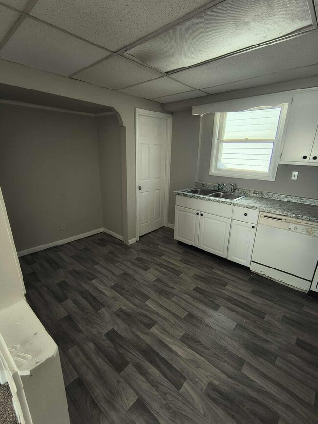 Building Photo - Cute 3 Bedroom Fully Renovated House in We...