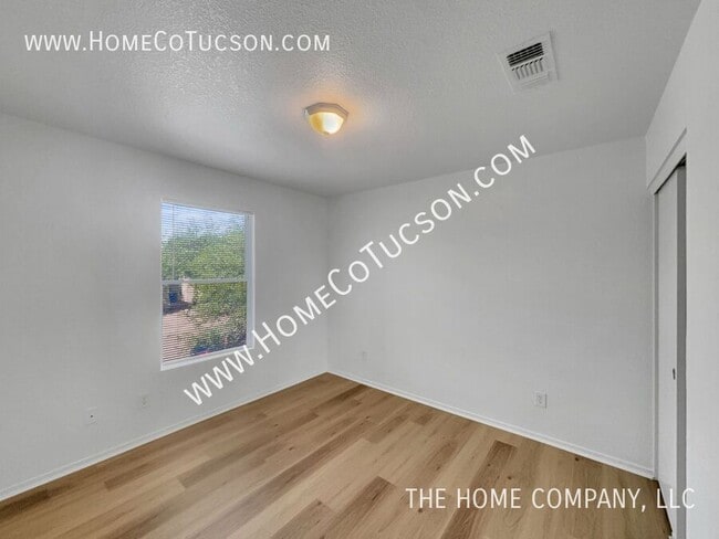 Building Photo - 1542 E Melridge St