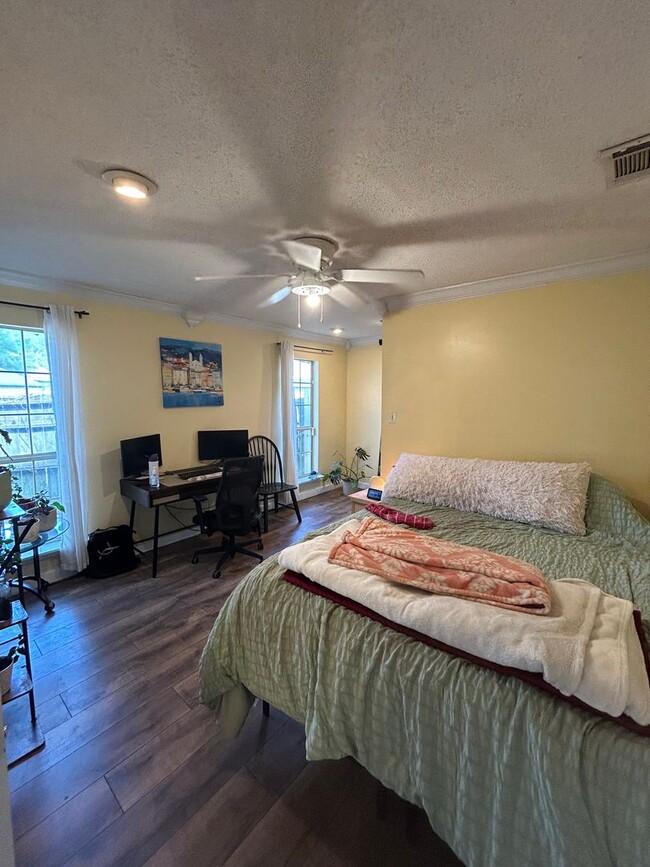 Building Photo - 4 bedroom 2 bathroom home in Hunters Chase...