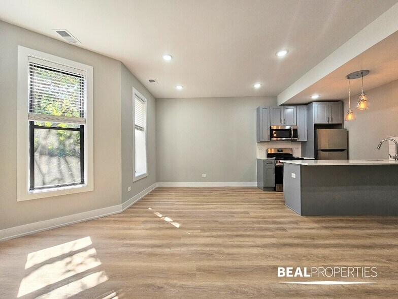 Building Photo - 428 W Belden Ave