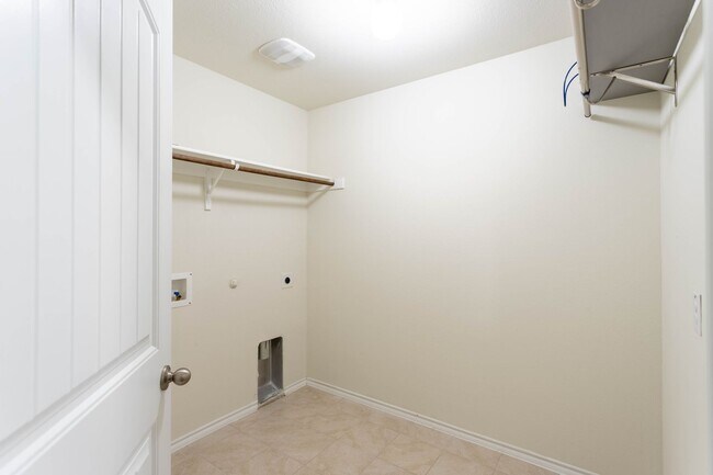 Building Photo - Located in the Trails at Riverstone community, this inviting 5-bedroom, 2-bathroom home offers a ...