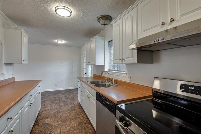 Building Photo - Amazing 4 bedroom 3 bathroom for rent!