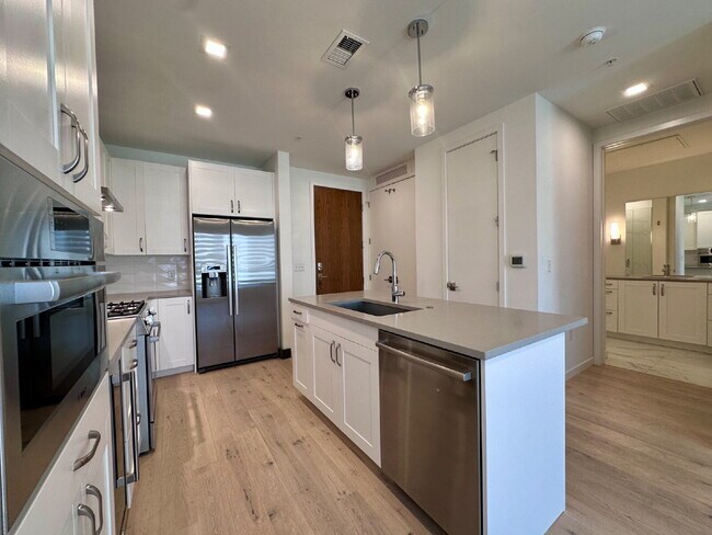 Building Photo - Stunning Denver Condo with Assigned Garage...