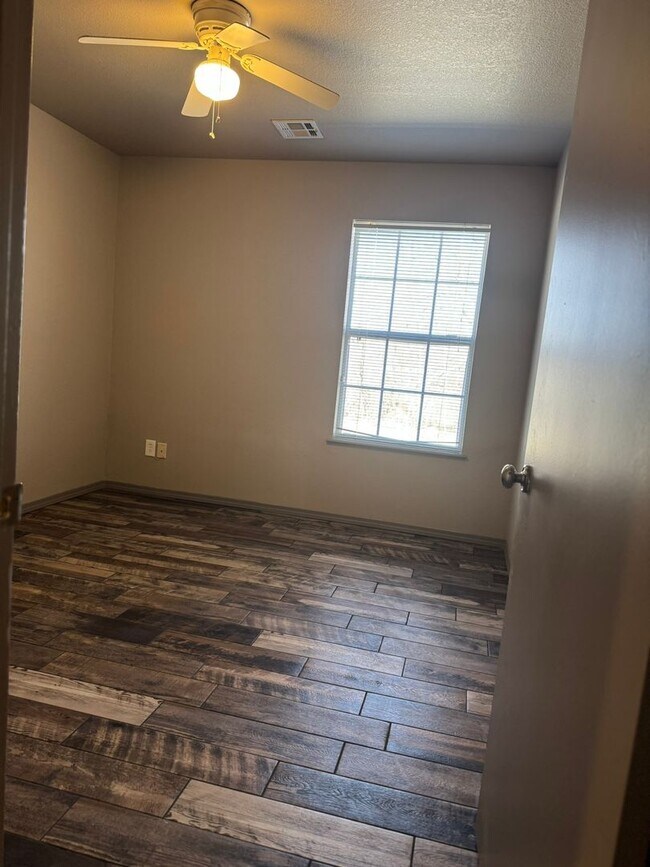 Building Photo - Charming 3 Bed / 2 Bath Home in Coweta – Spacious Lot + Creek Access!