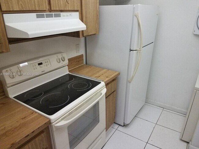 Building Photo - 10040 Twin Lakes Dr