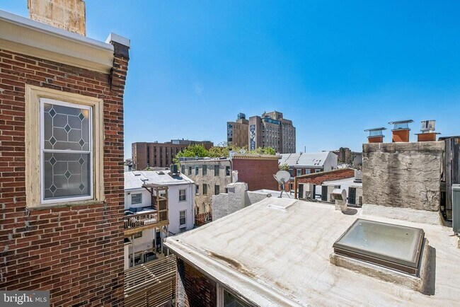 Building Photo - 1730 Pine St